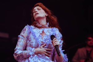 Florence + The Machine заклікае натоўп “адкіньце свае тэлефоны прэч” і “выпрабуйце вопыт” у Рэдынгу 2026