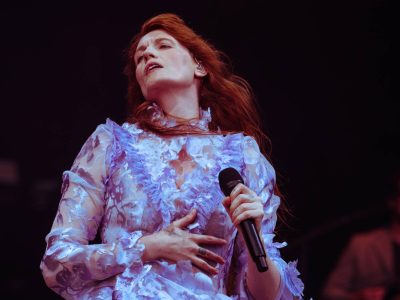 Florence + The Machine заклікае натоўп “адкіньце свае тэлефоны прэч” і “выпрабуйце вопыт” у Рэдынгу 2026