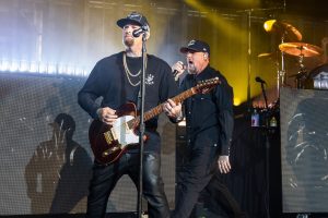 Good Charlotte далучылася да Хілары Даф на сцэне Madison Square Garden праз некалькі гадзін пасля таго, як кампанія Madden Brothers правяла масавыя звальненні ў амерыканскіх выданнях музычнай журналістыкі