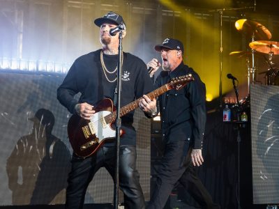 Good Charlotte далучылася да Хілары Даф на сцэне Madison Square Garden праз некалькі гадзін пасля таго, як кампанія Madden Brothers правяла масавыя звальненні ў амерыканскіх выданнях музычнай журналістыкі