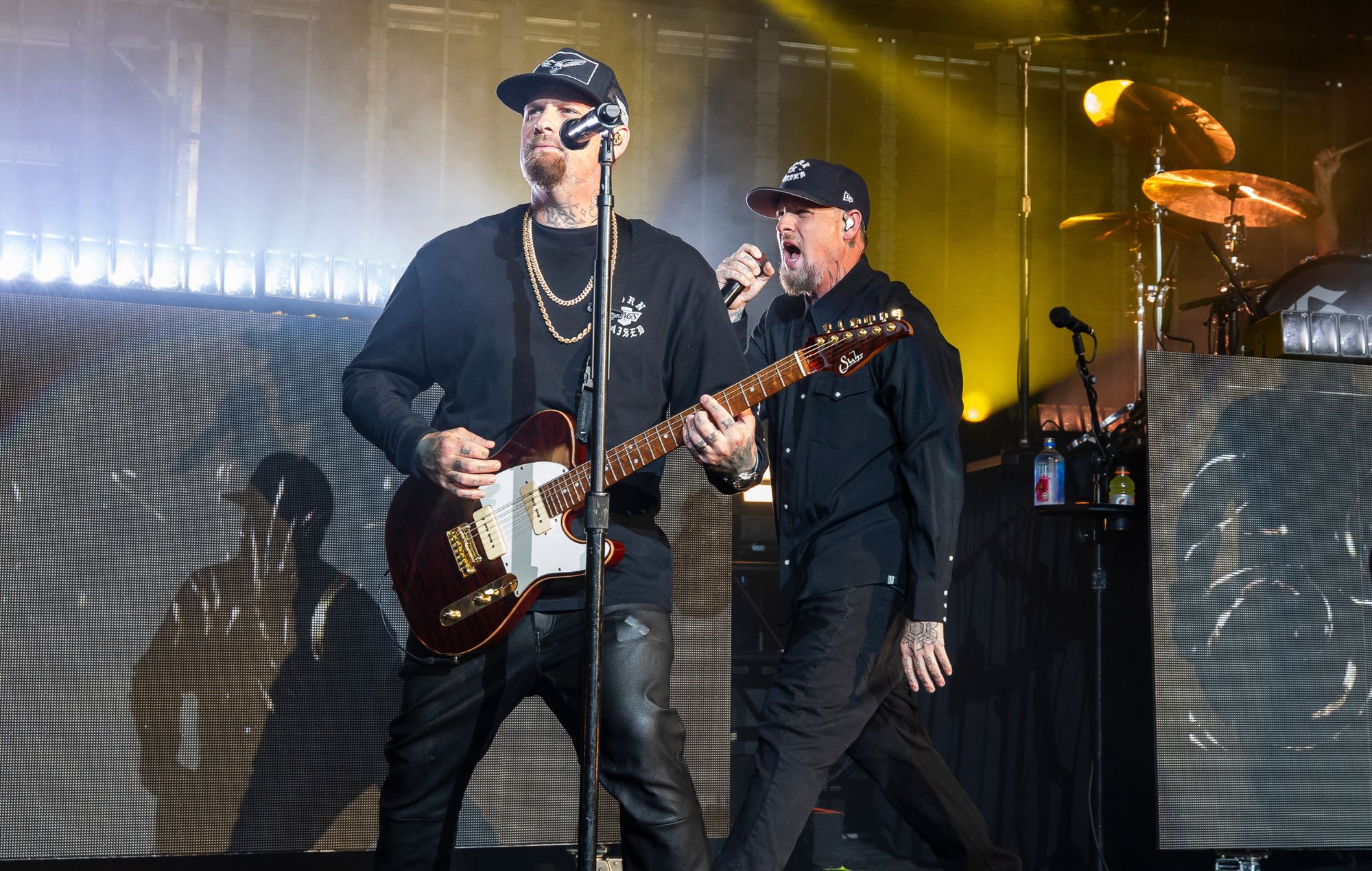 Good Charlotte далучылася да Хілары Даф на сцэне Madison Square Garden праз некалькі гадзін пасля таго, як кампанія Madden Brothers правяла масавыя звальненні ў амерыканскіх выданнях музычнай журналістыкі