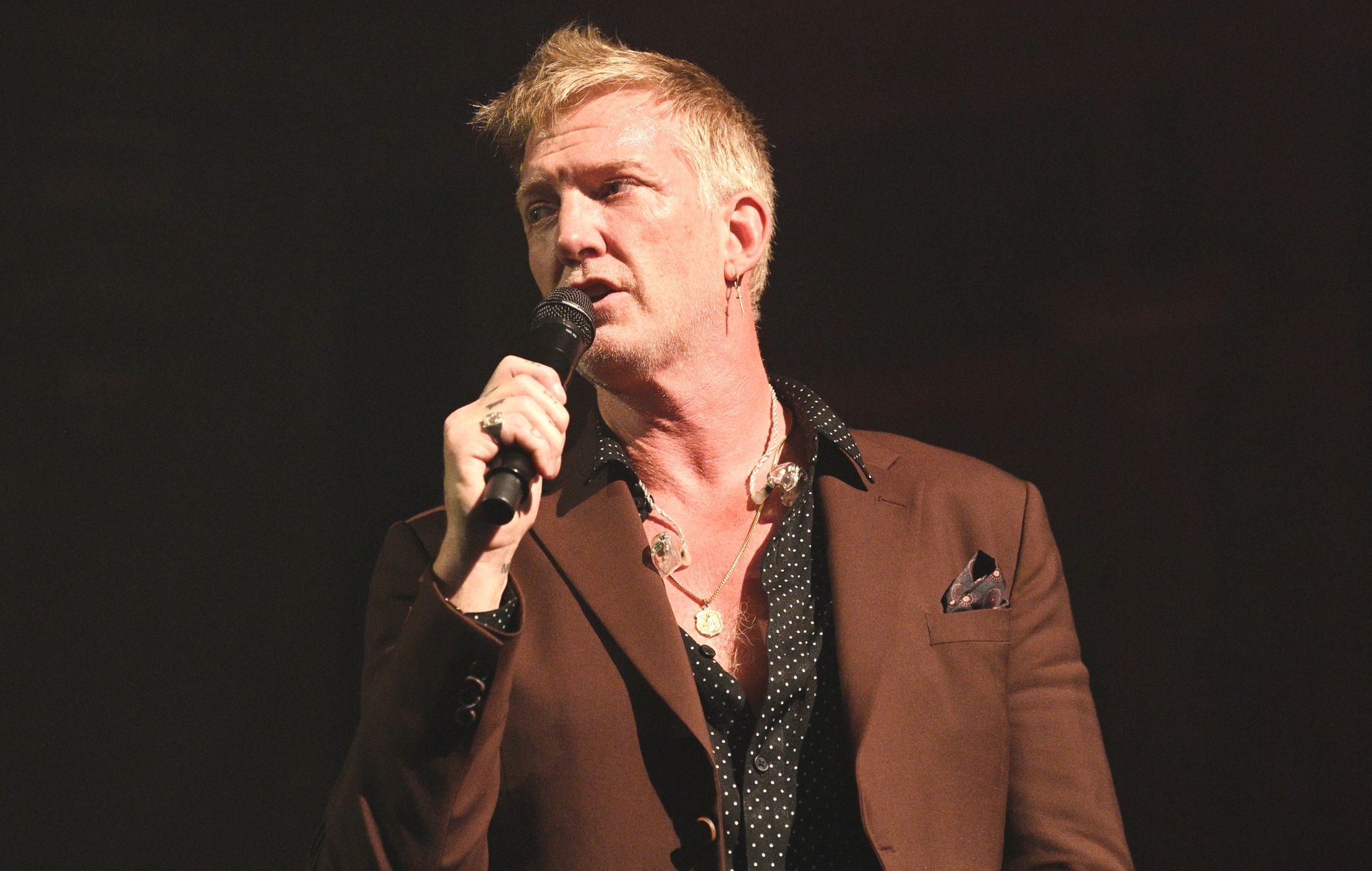 Queens Of The Stone Age адкрываюць уласную гарачую лінію для падачы скаргаў: «Няма надта вялікага псавання. Не плаксівага, занадта маленькага»