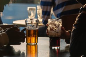 Wetherspoons забараняе кліентам прайграваць музыку ўслых на тэлефонах