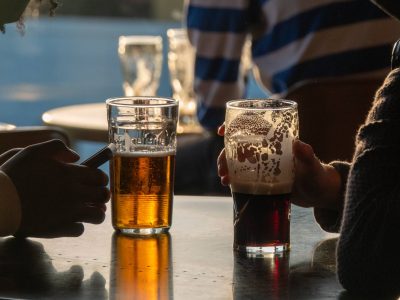 Wetherspoons забараняе кліентам прайграваць музыку ўслых на тэлефонах