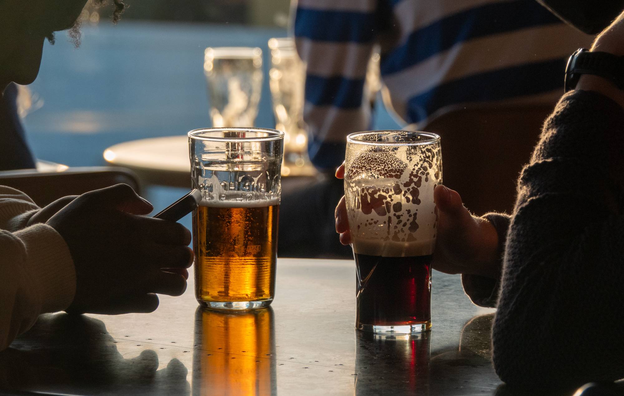 Wetherspoons забараняе кліентам прайграваць музыку ўслых на тэлефонах