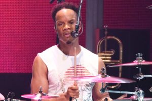 Бубнач Earth, Wind & Fire Джон Пэрыс у штучнай коме пасля неадкладнай медыцынскай дапамогі перад канцэртам у Сан-Францыска
