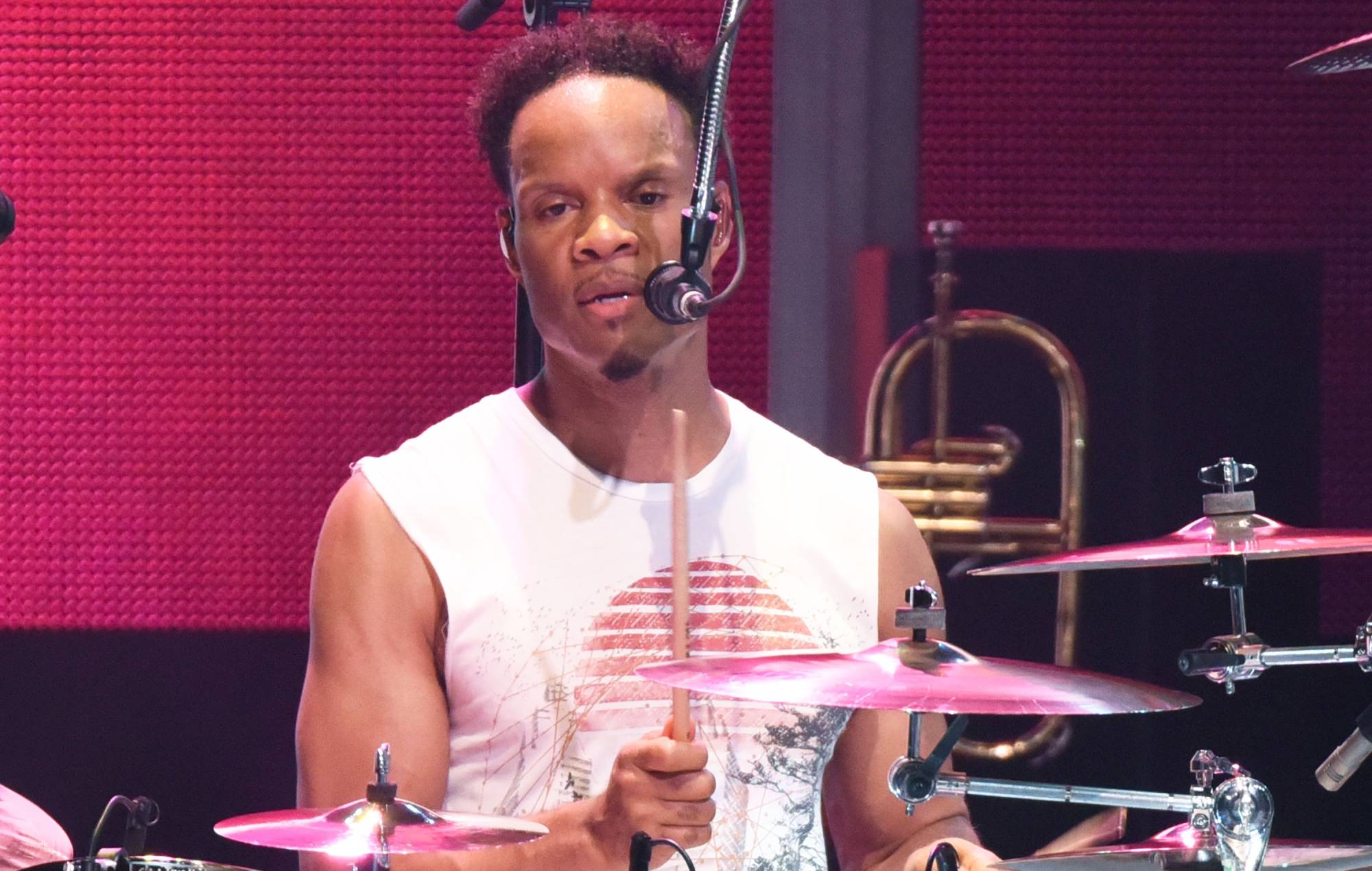 Бубнач Earth, Wind & Fire Джон Пэрыс у штучнай коме пасля неадкладнай медыцынскай дапамогі перад канцэртам у Сан-Францыска