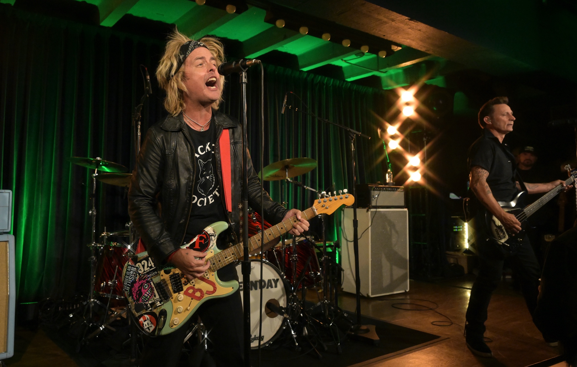 Глядзіце нечаканае выступленне Green Day на вечарыне прэм'еры "Nimrods".