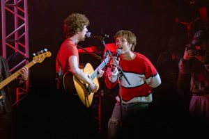 Глядзіце, як Круз Бэкхэм далучыўся да The Kooks для “Jackie Big Tits” у Rock N Roll Circus Norwich