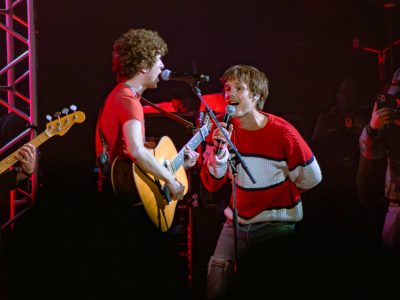 Глядзіце, як Круз Бэкхэм далучыўся да The Kooks для “Jackie Big Tits” у Rock N Roll Circus Norwich