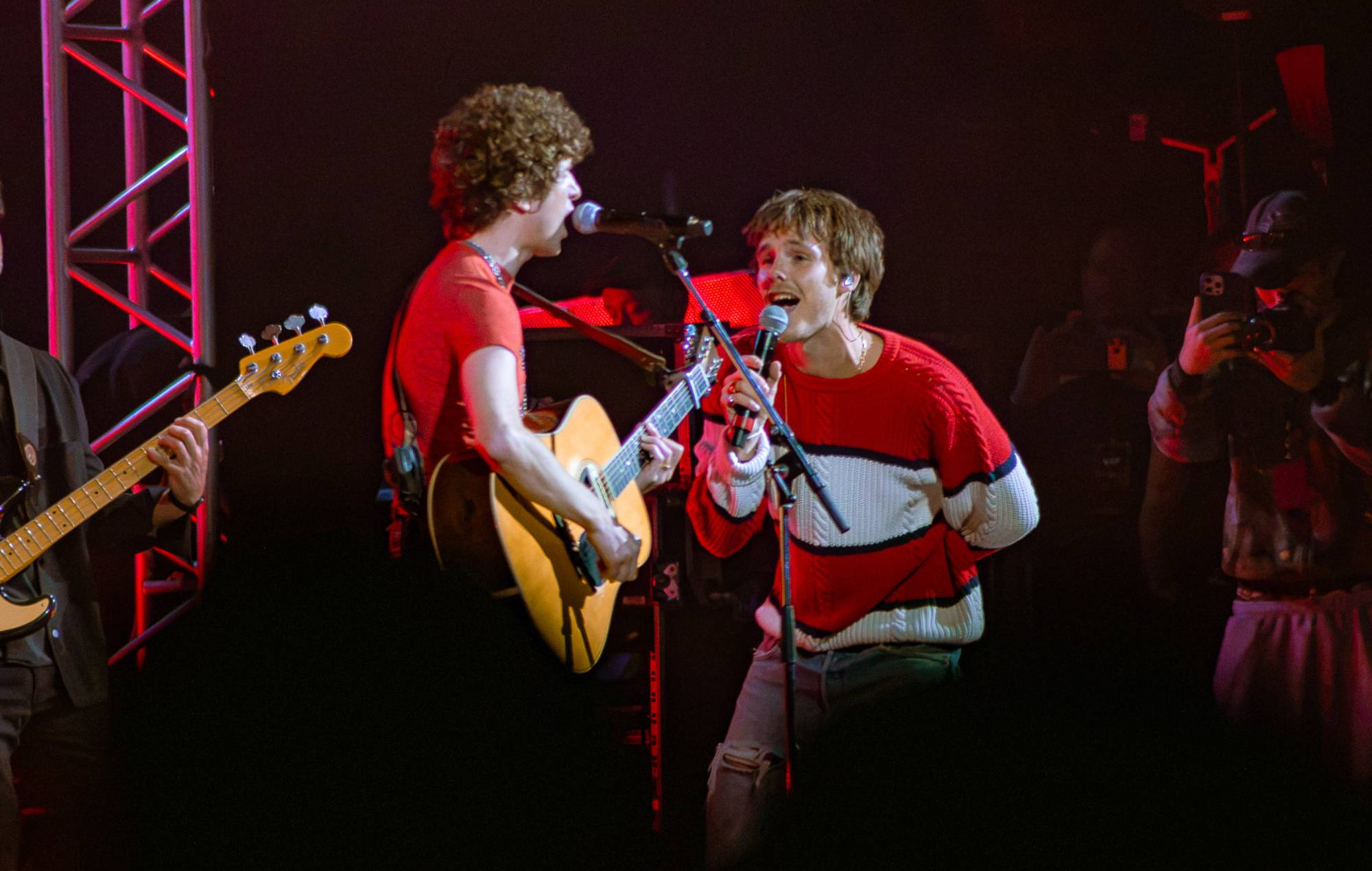 Глядзіце, як Круз Бэкхэм далучыўся да The Kooks для "Jackie Big Tits" у Rock N Roll Circus Norwich