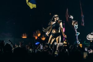 Глядзіце, як Чарлі XCX распавядае пра свае мінулыя выступленні ў Reading & Leeds: “Мне страшна”