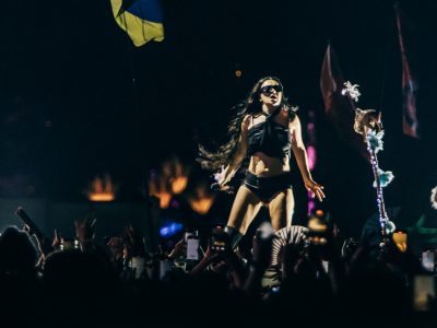 Глядзіце, як Чарлі XCX распавядае пра свае мінулыя выступленні ў Reading & Leeds: “Мне страшна”