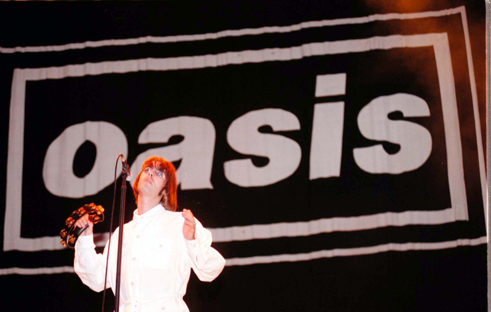 Прыхільнікі Oasis дзеляцца кадрамі і ўспамінамі, калі гурт адзначае 30-годдзе Knebworth: «Усе былі шчаслівыя. Гэта было адно вялікае свята»