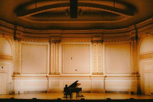 Аб’яўлены падрабязнасці аб прэм’еры і рэлізе MUBI фільма “Live At Carnegie Hall” рэжысёра Кэмерана Вінтэра Пола Томаса Андэрсана