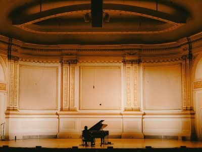 Аб’яўлены падрабязнасці аб прэм’еры і рэлізе MUBI фільма “Live At Carnegie Hall” рэжысёра Кэмерана Вінтэра Пола Томаса Андэрсана