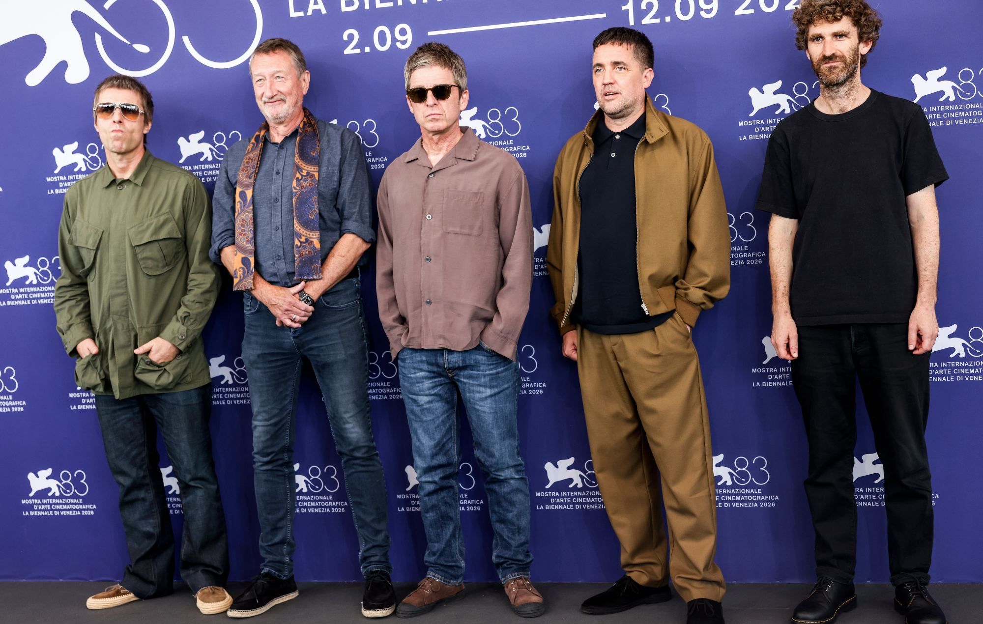 Стывен Найт, Ліам Галахер, Дылан Сазерн, Ноэль Галахер, Уіл Лаўлейс прысутнічаюць на фотасесіі «Аазіс: Не азірайцеся ў гневе» на Венецыянскім міжнародным кінафестывалі 2026 (фота Алесандры Бенедэці - Corbis/Corbis праз Getty Images)