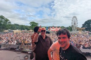 NME 100 At The Festivals: некаторыя з нашых любімых маладых выканаўцаў перанясуць нас за кулісы фестывальнага сезона 2026 года