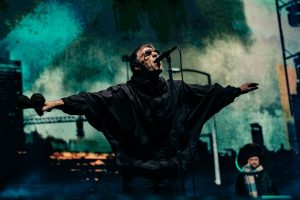 Эмілі Івіс адказвае на заклікі ўдзельнічаць у Oasis на Glastonbury 2027
