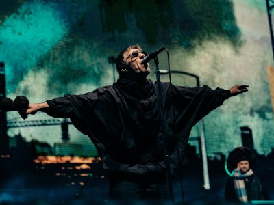 Эмілі Івіс адказвае на заклікі ўдзельнічаць у Oasis на Glastonbury 2027