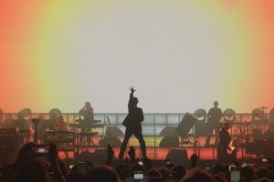 Глядзіце, як Pulp грае “Something Changed”, як рэжысёр Гарт Джэнінгс распавядае нам пра “святочны” новы фільм “What Do You Do For An Encore?”