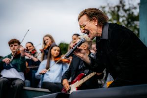 U2 святкуюць 50-годдзе канцэртамі ў Дубліне і ў сваёй былой сярэдняй школе Гурт таксама аддаў даніну павагі “каралю баскераў” Глену Хансарду