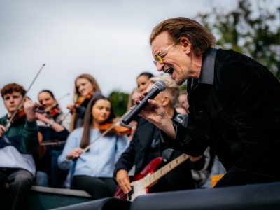 U2 святкуюць 50-годдзе канцэртамі ў Дубліне і ў сваёй былой сярэдняй школе Гурт таксама аддаў даніну павагі “каралю баскераў” Глену Хансарду
