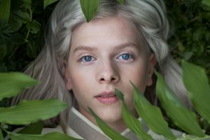 AURORA святкуе 10-годдзе дэбюту “All My Demons Greeting Me As A Friend” выпускам загалоўнага трэка і “Moth Tapes”