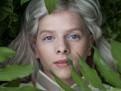 AURORA святкуе 10-годдзе дэбюту “All My Demons Greeting Me As A Friend” выпускам загалоўнага трэка і “Moth Tapes”