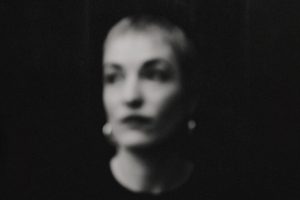 Radie Peat з Lankum анансуе дэбютны сольны альбом “No Human Tongue Can Tell” з захапляльным новым сінглам “The Moon and Stars”