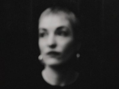 Radie Peat з Lankum анансуе дэбютны сольны альбом “No Human Tongue Can Tell” з захапляльным новым сінглам “The Moon and Stars”