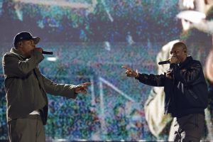 Глядзіце, як Jay-Z паказвае Гігза і Лорын Хіл, калі ён пачынае шоу з нагоды 30-годдзя Лондана на стадыёне Тотэнхэм Хотсперс