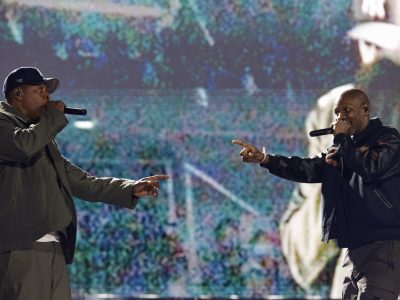 Глядзіце, як Jay-Z паказвае Гігза і Лорын Хіл, калі ён пачынае шоу з нагоды 30-годдзя Лондана на стадыёне Тотэнхэм Хотсперс