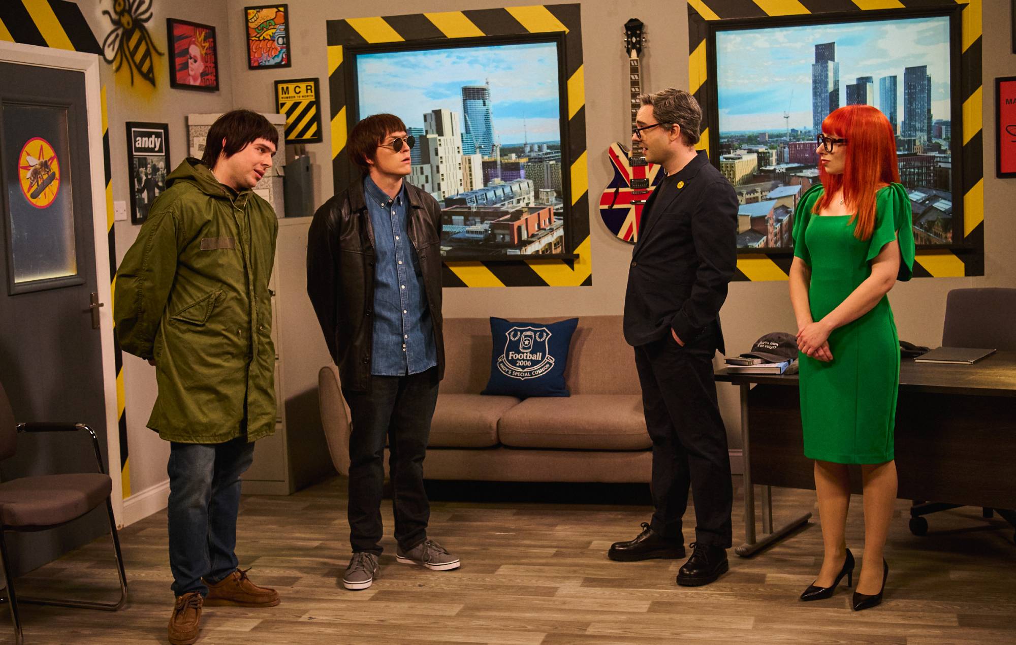 Глядзіце, як "SNL UK" ператварае Oasis у рускіх шпіёнаў у скетчы Эндзі Бёрнэма