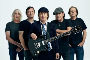 Глядзіце, як Ангус Янг з AC/DC падпісаў кантракт з фанатам