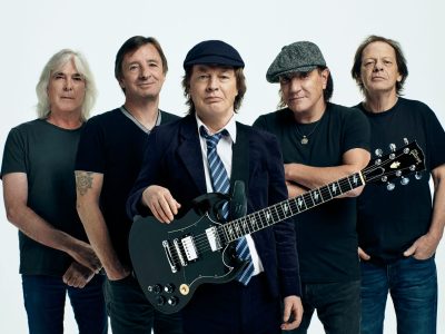 Глядзіце, як Ангус Янг з AC/DC падпісаў кантракт з фанатам