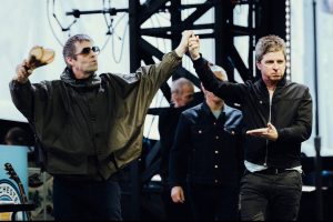 Здаецца, новы тызер Oasis пацвярджае, што яны накіроўваюцца ў Амстэрдам, і ківае на сумна вядомую п’яную бойку 1994 года