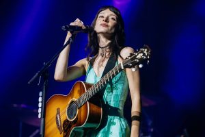 Холі Хамберстоўн адмяніла еўрапейскае турнэ пасля таго, як удзельнік гастрольнай групы атрымаў «сур’ёзную, небяспечную для жыцця медыцынскую дапамогу»