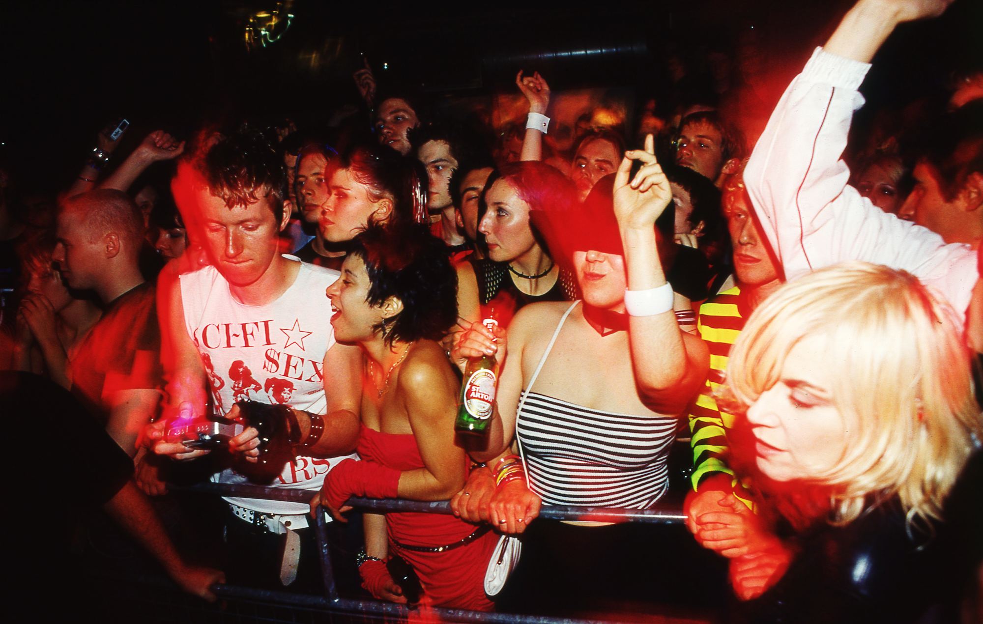 Натоўп для Peaches at Trash at The End 8 снежня 2001 г. у Лондане. (Фота Джыма Дайсана/Getty Images)