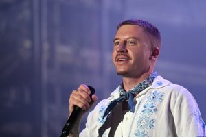 Маклмар заклікае да “свабоднай Палестыны” і асуджае ICE на першым паказе пасля сагі пра Эда Шырана