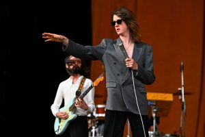 Блосамс пра тое, што быў заціснуты паміж The Beatles і Джоні Марам у бітве за чарты: «Мы ў добрай кампаніі, ці не так?»