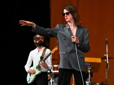 Блосамс пра тое, што быў заціснуты паміж The Beatles і Джоні Марам у бітве за чарты: «Мы ў добрай кампаніі, ці не так?»
