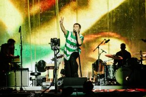 Глядзіце, як Fontaines DC выконваюць ужывую “Demolition” упершыню, калі група вітае перамогу студэнтаў над урадам у Бялградзе