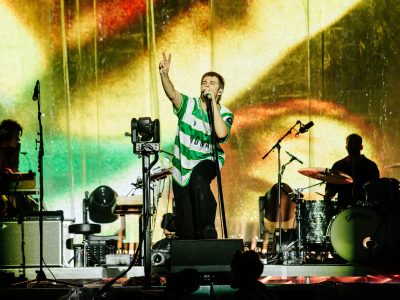 Глядзіце, як Fontaines DC выконваюць ужывую “Demolition” упершыню, калі група вітае перамогу студэнтаў над урадам у Бялградзе