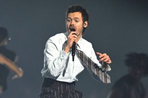 Глядзіце, як Гары Стайлз аднаўляе свой праслухоўванне “X Factor” 2010 года са Стыві Уандэрам на шоу “Harryween”