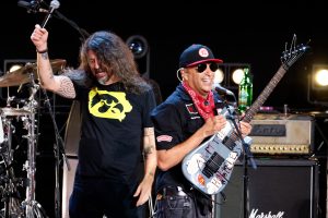 Глядзіце, як Джэк Блэк, Foo Fighters, Брус Спрынгсцін і іншыя збіраюцца разам на інаўгурацыйным фестывалі Tom Morello Power To The People