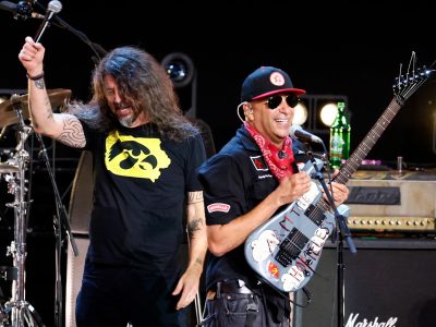 Глядзіце, як Джэк Блэк, Foo Fighters, Брус Спрынгсцін і іншыя збіраюцца разам на інаўгурацыйным фестывалі Tom Morello Power To The People