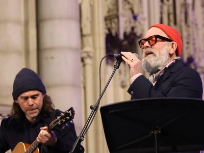 Глядзіце, як Майкл Стайп далучаецца да ўдзельнікаў The National для “E-Bow The Letter” REM