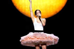 Глядзіце, як Разалія выконвае “Reliquia” en pointe і “Magnolias” пад дажджом на “SNL”