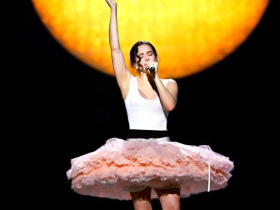 Глядзіце, як Разалія выконвае “Reliquia” en pointe і “Magnolias” пад дажджом на “SNL”